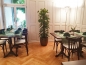 Preview: Gepolsterte Bistrostühle im Restaurant (Stoff oder Kunstleder)