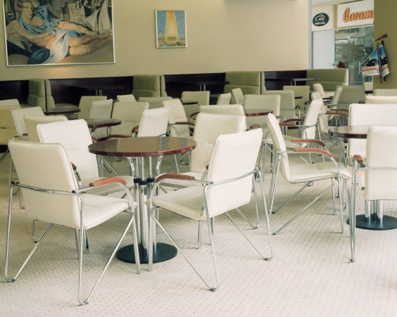 Elegante Besucherstühle mit Armlehnen Typ B106 in Cafeterien und modernen Kantinen