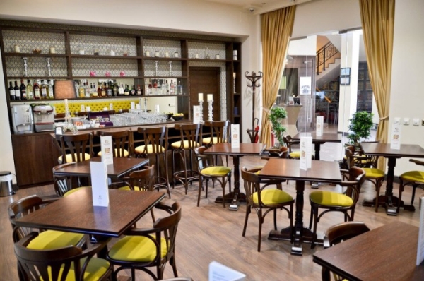 Bistro mit Bugholzbarhockern und Bugholz-Bistrostühlen