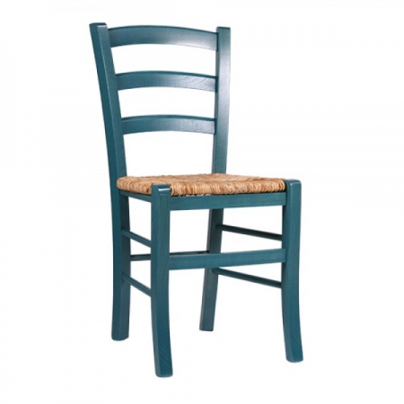 Blaue Gastronomiestühle mit Sitzfläche aus Grasgeflecht in natur