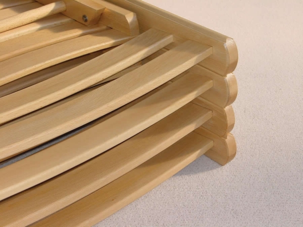 Holzklappstühle mit Stapelrillen